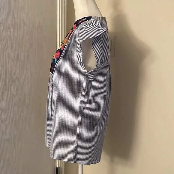 Cute floral/stripe top Size smalll - Picture 4 of 5